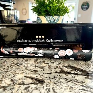 CAJ beauty flip and bend style iron